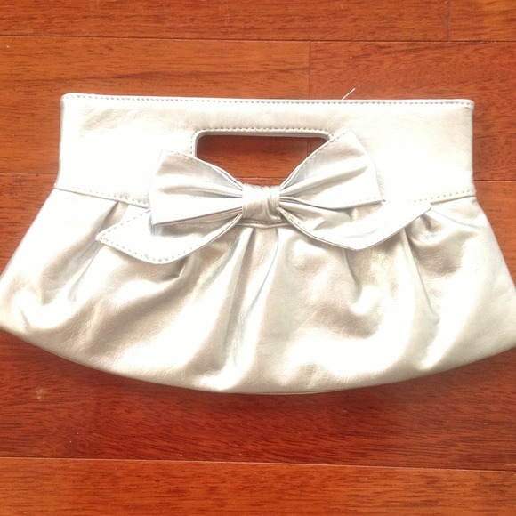 Silver bow clutch! REDUCED! - Picture 1 of 2