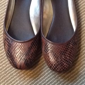 🎉HOST pick🎉Banana Republic Python Embossed Flats