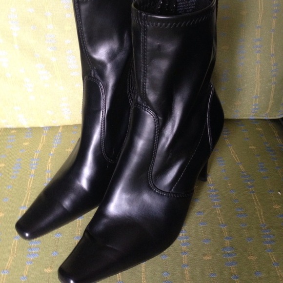 Black leather Nine West boots