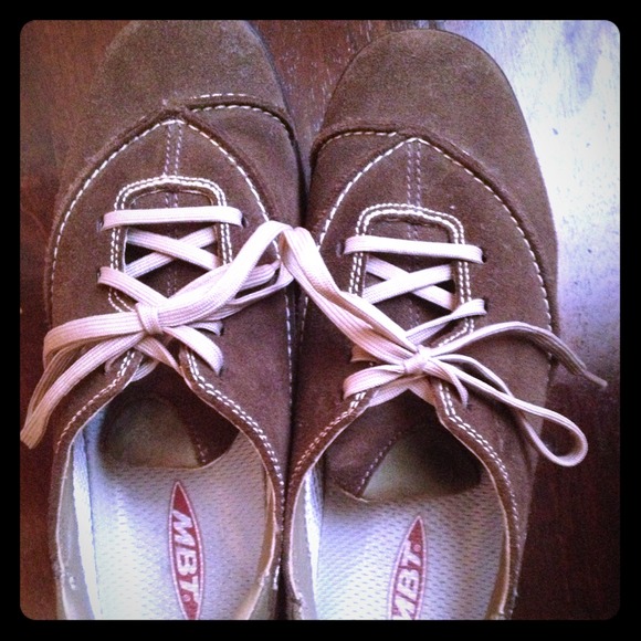 🎉SALE! Authentic MBT toning shoes size 9