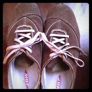 🎉SALE! Authentic MBT toning shoes size 9