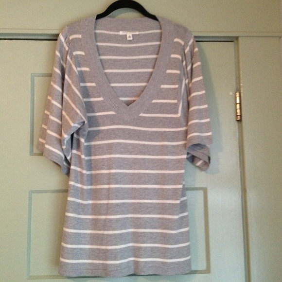 ❗SOLD❗Banana Republic gray and white knit top. M.