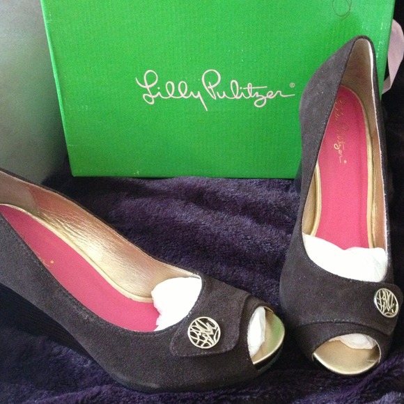 Lilly Pulitzer brown suede wedge