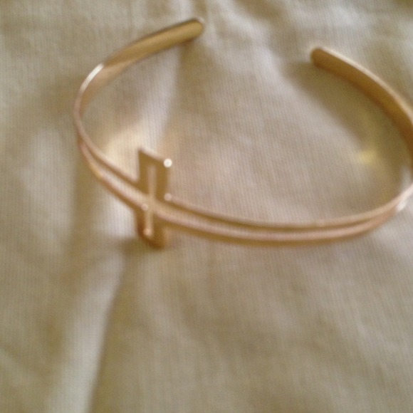 NWOT Gold "color" side cross bracelet