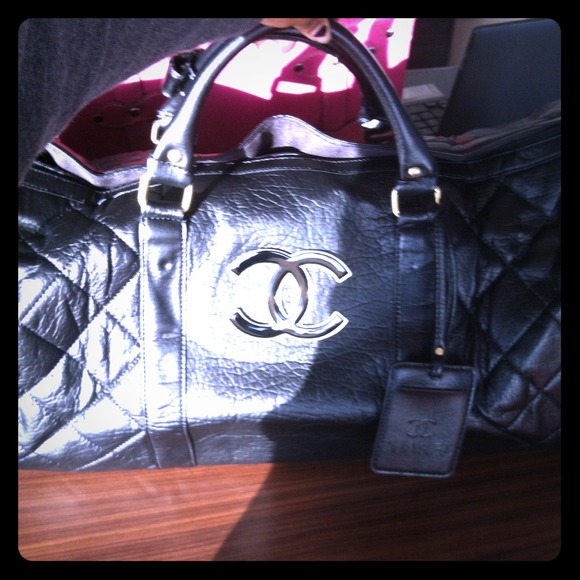 🎉MAKE ME AN OFFER🎉❤❤Black Chanel Duffle Tote❤❤