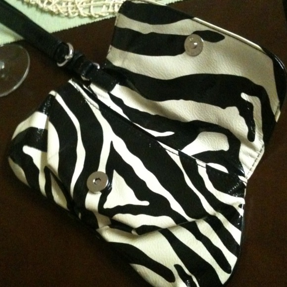 🚫SOLD🚫 @ohmothefluke Zebra handbag - Picture 2 of 3