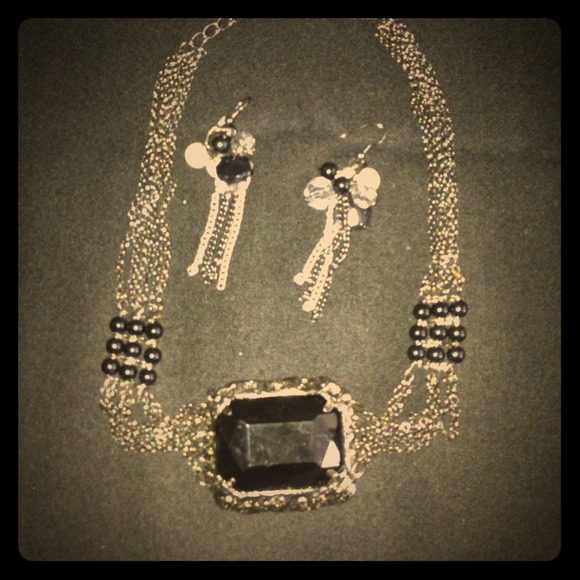✨✨Neck glam and matching earrings✨✨