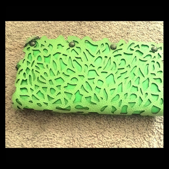 Green cutout clutch