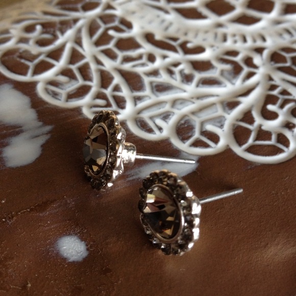 Sparkling Studs - Picture 2 of 4