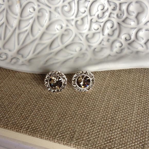 Sparkling Studs - Picture 4 of 4