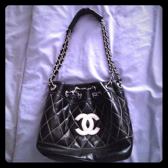 Holding for Vle01....Black CC inspired bag