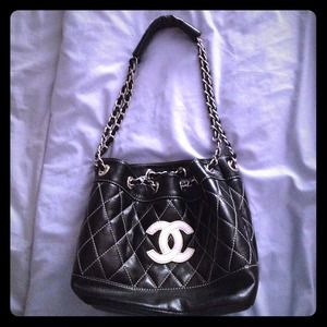 Holding for Vle01....Black CC inspired bag