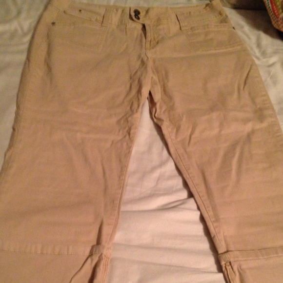 ❌ ❌ sold ❌ ❌ Juniors Khaki Capris Size 15/16
