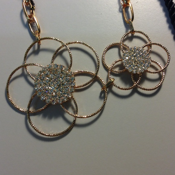 Diamond design necklace with full CZ - Picture 2 of 4