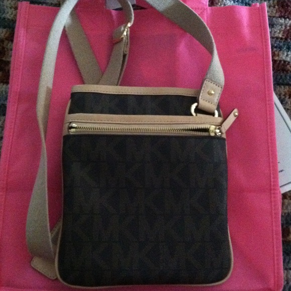 MICHAEL Michael Kors Clutches & Wallets - 🎉RESEEVED trading w simply Danielle pls don't buy