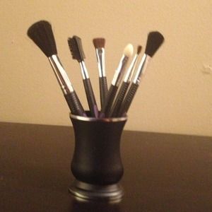 Six-piece makeup brush kit with holder