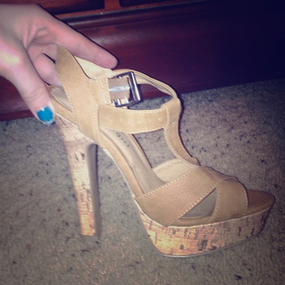 SOLD Tan heels ! SUMMER sIze 6