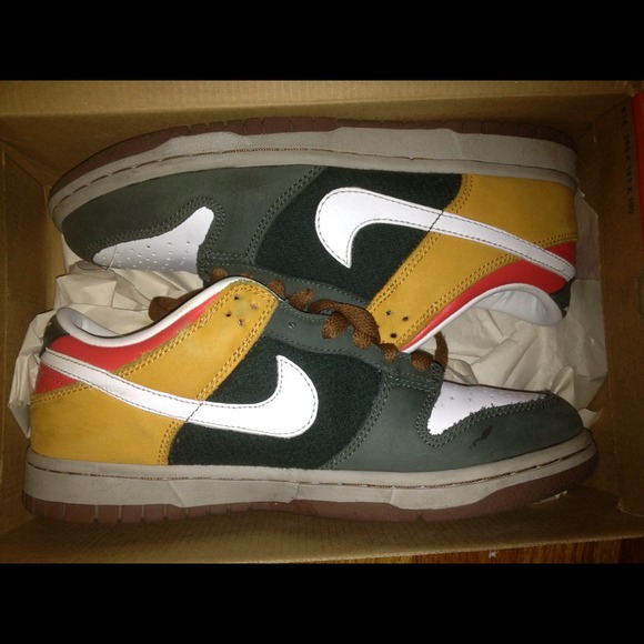 Nike dunk low size 7 boys (9 women)