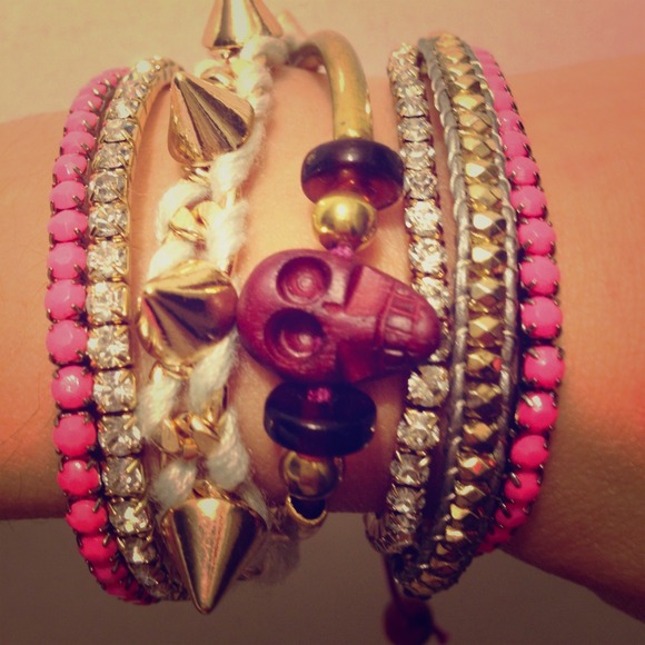 1 Mauve-Purple/Polished Gold Skull Bracelet - Picture 1 of 4