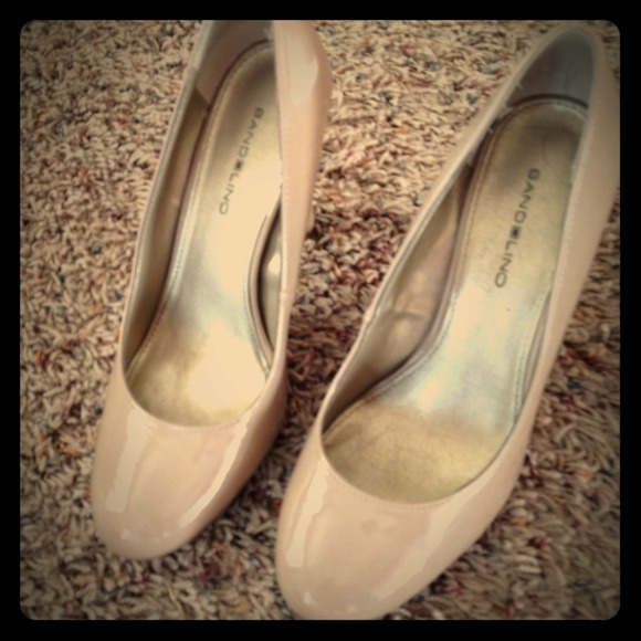 Nude pumps!!