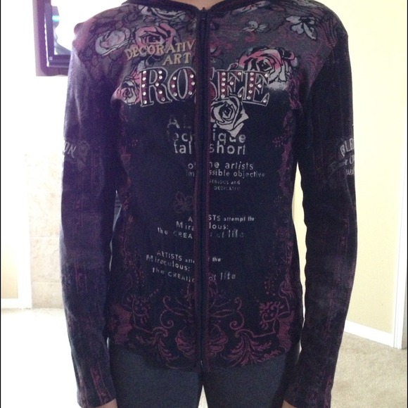 %Printed black zip-up hoodie