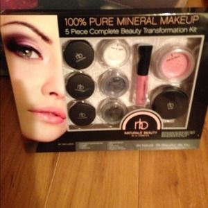 SOLD 💚 Mineral make up kit