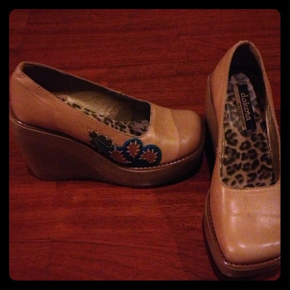 ❤TRADED💚SUPER CUTE RETRO WEDGES💚Size 6