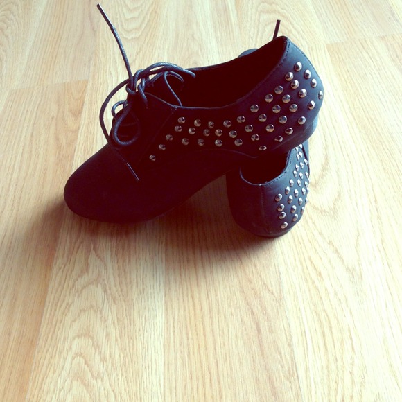 ✨Sold✨Black studded oxfords 😎