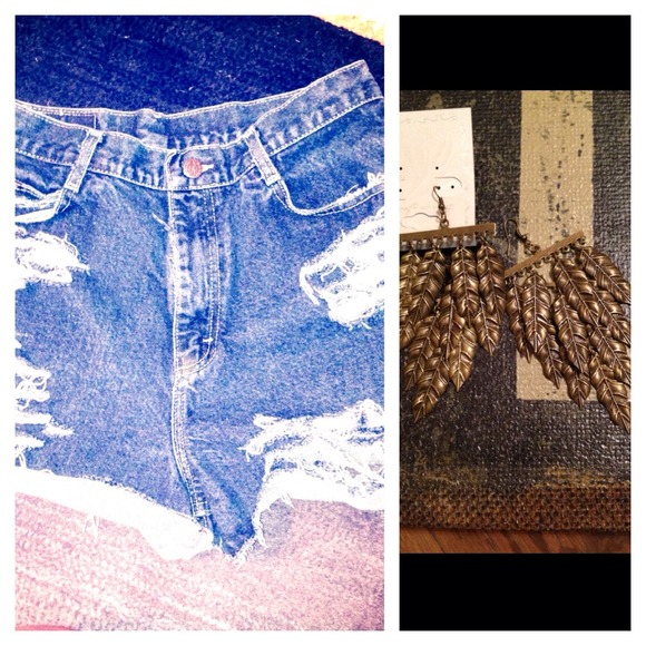 ⛔Holding⛔High waisted shorts and feather earrings.