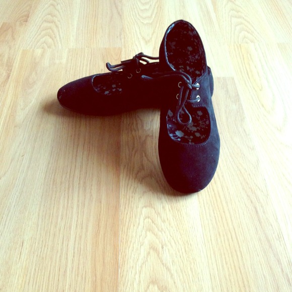 ✨Sold✨Black ballet flats with a midcut slit.