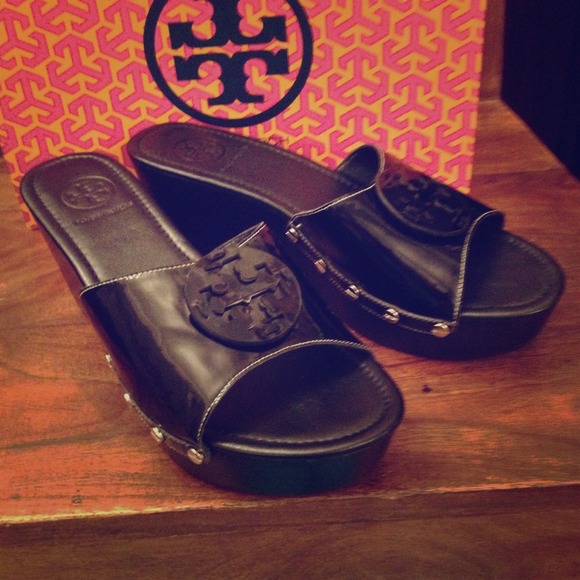 NEW Authentic Tory Burch black wedges 11