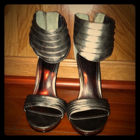 Shoes - Pewter metallic high heels!