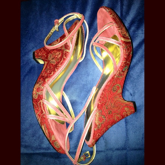 Beautiful Enzo Suede Sandals - Picture 2 of 4