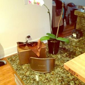 Gucci sun glasses, very good condition!!