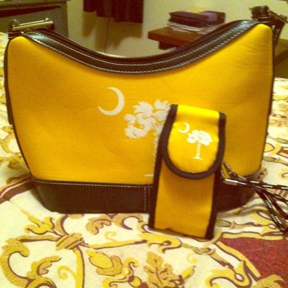 Bucket Carolina purse w cell phone case!