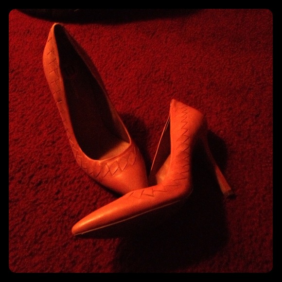 BCBG Generation beige pump 10M