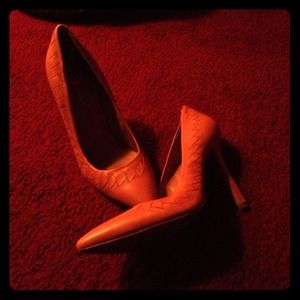 BCBG Generation beige pump 10M