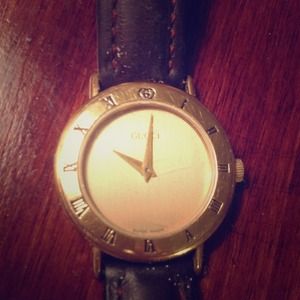 RESERVED!! Vintage Gucci watch! Gold color.