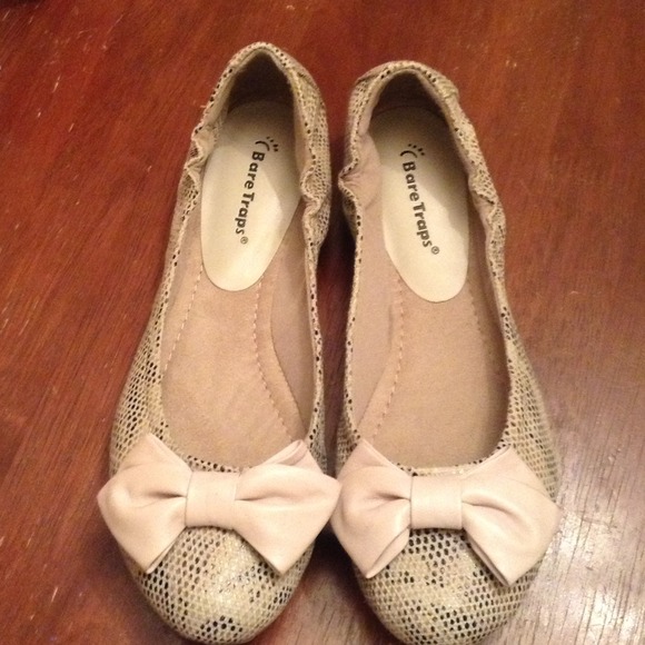 Bare Traps Shoes - Brand New stone colored flats, Bare Traps size 9.