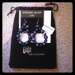 Beautiful dark blue pearl earrings!