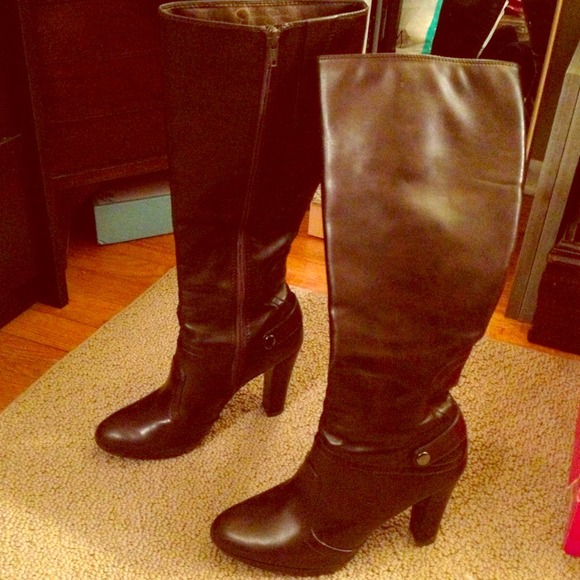 Brown boots, practically brand new