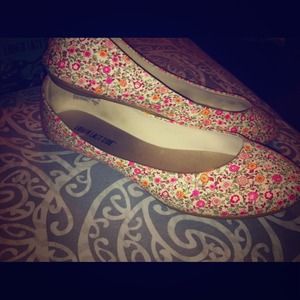 😱$5 ITEM 😱FLOWERED FLATS SIZE 10
