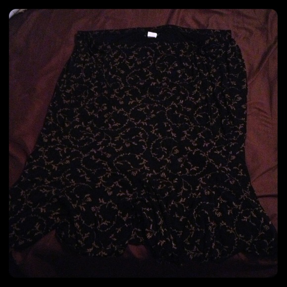 Black skirt with vine design