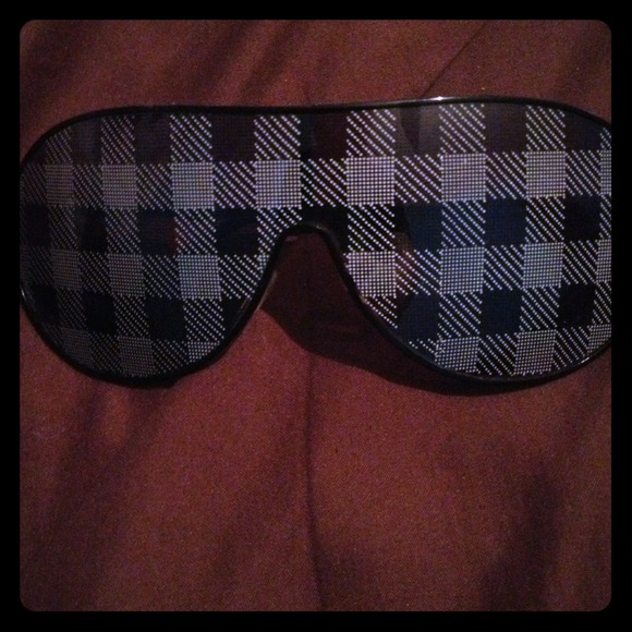 Super cute stunna shades!