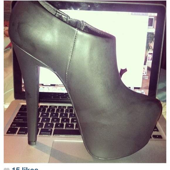 Black bootie - Picture 1 of 3