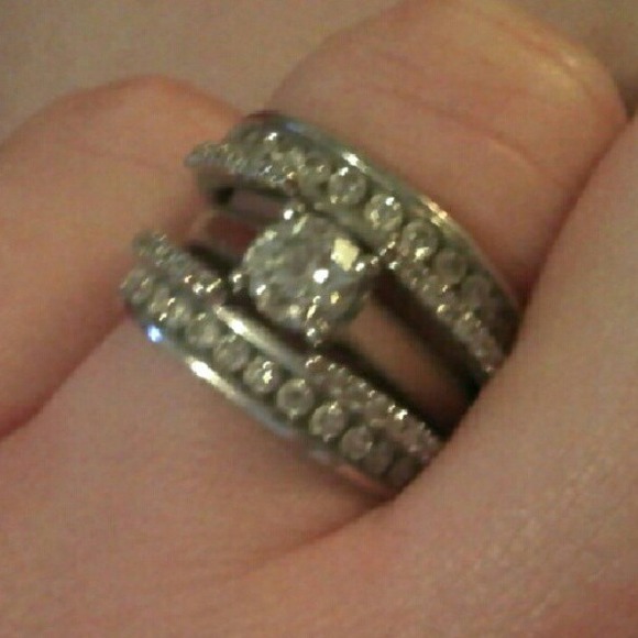 beautiful ring - Picture 2 of 3