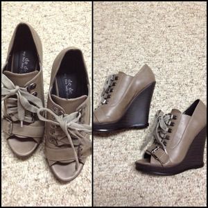 Lace up gray wedge🚫TRADED!!!🚫
