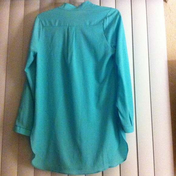 Mint green summer weight round hemmed blouse..new - Picture 2 of 2