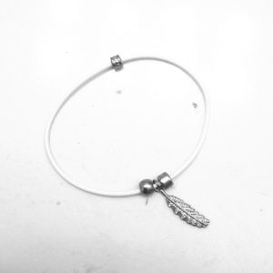 💜Gorgeous white/silver feather bracelet💜