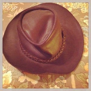 100% leather, beautiful old hat